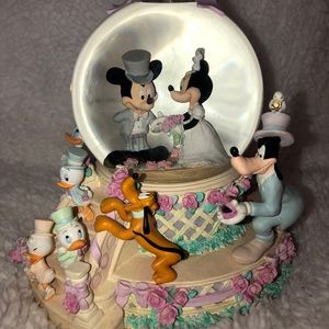 Disney Mickey Mouse, Minnie Mouse, Goofy Snowglobe